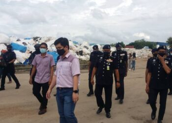 KAMARUL Zaman Mamat (dua kanan) bersama pegawainya melakukan pemeriksaan ke atas sebuah kilang kitar semula di Taman Ria Jaya, Sungai Petani, semalam. - UTUSAN/OTHMAN YAHAYA