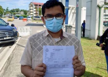 AKMAL Nasir Nasrullah menunjukkan laporan polis terhadap Timbalan Yang Dipertua Dewan Rakyat, Datuk Mohd. Rashid Hasnon di Johor Bahru, di sini hari ini.