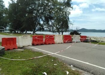 KAWAT duri pada penghadang jalan yang dilanggar seorang lelaki ketika cuba menyelinap keluar dari kawasan PKPD di Jalan Tenglu Laut, Mersing, Johor.