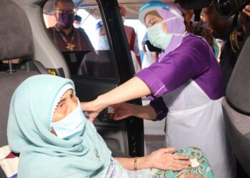 SITI LIAH yang berusia 120 tahun selesai menerima suntikan dos kedua di  PPV Kampus Kesihatan USM, Kubang Kerian, Kelantan hari ini. - UTUSAN/ROHANA MOHD. NAWI