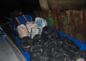 MARITIM Malaysia Zon Maritim Kuala Perlis mematahkan cubaan menyeludup 300 kilogram daun ketum bernilai kira-kira RM69,000 di persisiran pantai muara Sungai Baru, Simpang Empat, Perlis semalam.