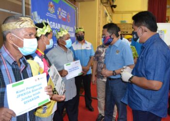 JALALUDDIN Alias (dua dari kanan) bersama Noor Azmi (kanan sekali) beramah mesra dengan sebahagian Tok Batin dan Pengerusi JPKKOA di PPV Dewan D’sury, Kuala Klawang, Jelebu hari ini. UTUSAN/ZAKKINA WATI AHMAD TARMIZI.