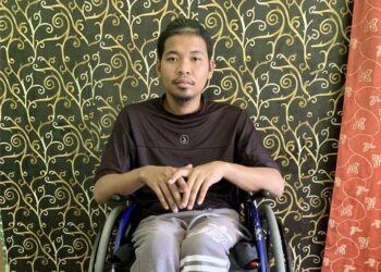 MUHAMMAD Haikal Rezky Nasruddin kini terpaksa berkerusi roda selepas terlibat dalam kemalangan jalan raya kira-kira lima tahun lalu ketika ditemui di Kampung Chokoh, Pontian, Johor. - UTUSAN/KHAIRUL MOHD ALI