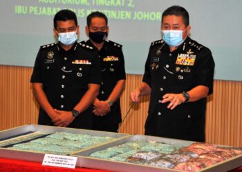 KHAW Kok Chin (kanan) menunjukkan rampasan 47,600 biji pil ekstasi bernilai RM856,800 dengan tumpasnya sindiket penyeludupan dadah pada sidang akhbar di IPK Johor Bahru di Johor. - UTUSAN/RAJA JAAFAR ALI