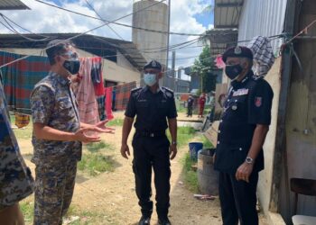M. V. Srikumar (kanan) meninjau asrama pekerja warga asing di Kawasan Perindustrian Bukit Bakri, Muar, di Johor. - UTUSAN/NUR ALINA HASSAN
