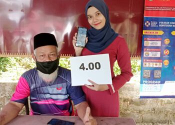 INTAN Hidayah Lim ditemani bapanya, Lim Abdul Rahman menunjukkan keputusan STPM yang diperolehnya di rumah mereka di Kampung Orang Asli Kangkar Senangar, Batu Pahat, Johor. - UTUSAN/NUR ALINA HASSAN