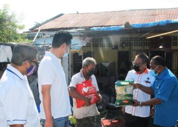 TEO Kok Seong (dua dari kiri) ketika bertemu seorang lelaki yang memasang bendera putih di rumahnya di Taman Mahsan, Jempol.-UTUSAN/NOR AINNA HAMZAH