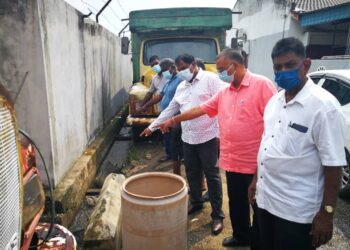 PENDUDUK di Taman Intan Lima menunjukkan longkang dipenuhi mendapan tanah yang menjadi punca masalah banjir kilat di kawasan perumahan itu. - UTUSAN/ABDUL RAZAK IDRIS