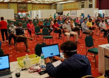 ANTARA penerima vaksin yang hadir menerima suntikan di PPV Mega Persada di Johor Bahru, Johor.