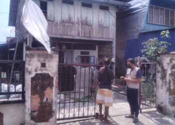 RUMAH penduduk yang mengibarkan bendera putih di Jalan Jati, Bagan Serai.