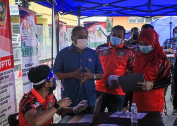 SHABUDIN Yahaya memantau proses pendaftaran penerimaan vaksin dalam kalangan penduduk di Tasek Gelugor, Pulau Pinang menerusi Kempen Kesedaran (PICK). - UTUSAN/MOHAMAD FIRDAUS AMRAN