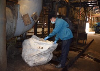 SEBUAH kilang yang mengeluarkan bahan penebat (insulation) di Perai, Pulau Pinang diarahkan menghentikan operasi selepas dikesan mencemarkan alam sekitar.