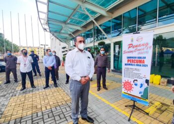 JAGDEEP Singh Deo ketika meninjau pusat saringan untuk program PSC-19 di Stadium Bandaraya, Pulau Pinang.