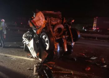 MANGSA, M. Mahendran mati ditempat kejadian selepas kenderaan dipandunya dirempuh sebuah treler di kilometer 22.3 PLUS arah Selatan.