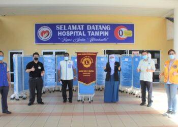 JESU Dass Muthu (tiga dari kiri) ketika menyerahkan sebanyak 25 set tirai penghadang bagi hospital kepada Dr. Norzaliza Razali (tiga dari kanan) di Hospital Tampin, Tampin. - UTUSAN/NOR AINNA HAMZAH