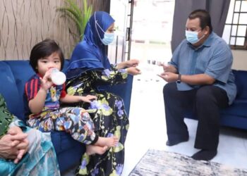 KETUA Penolong Pengarah Khidmat Pengurusan MAIJ, Khairul Nizam Said (kanan) menyampaikan sumbangan kepada Nur Fara Atiqah Mohd. Hassan ketika melawat ke rumahnya di Taman Cendana, Pasir Gudang di Johor.