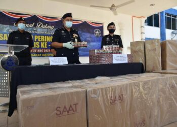 ABDULLAH Muhammad Piah menunjukan rokok bernilai RM1.1 juta yang dirampas dalam SJR Laloh. - UTUSAN/BAHRUDDIN HATTA