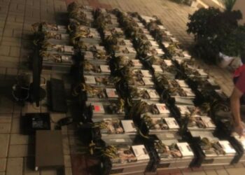 SEBAHAGIAN daripada mesin perlombangan bitcoin yang dirampas di sebuah rumah di Taman Flora, Alor Setar.