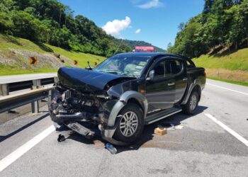 KEADAAN Toyota Hilux yang merempuh treler menyebabkan pemandunya maut di  Kilometer 314, Lebuhraya Utara-Selatan arah utara dekat Tapah. - UTUSAN/IHSAN PDRM