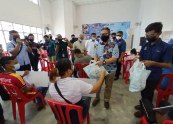 ABD. Latiff Ahmad (dua dari kanan) ketika melakukan lawatan menyantuni para penerima vaksin Covid-19 dalam kalangan pemimpin masyarakat Orang Asli di Kampung Tanah Abang, Mersing, Johor. - UTUSAN/MASTURAH SURADI