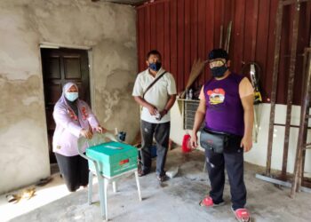 SALAH satu daripada pek makanan asas yang disalurkan MAINS yang diedarkan oleh pihak
Majlis Pengurusan Komuniti Kampung (MPKK) Felda Bukit Rokan Utara dekat Tampin kepada keluarga yang terkesan sepanjang PKP 3.0. - UTUSAN/NOR AINNA HAMZAH