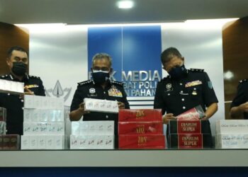 RAMLI Mohamed Yoosuf (dua dari kiri) bersama pegawai kanan IPK Pahang menunjukkan sebahagian rokok seludup yang dirampas ketika sidang akhbar di IPK Pahang, di Kuantan, Pahang. - UTUSAN/NIK SUKRY RAMLI