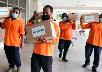 SEBAHAGIA pekerja pembersihan yang menerima kotak bantuan daripada Yadim sempena program Yadim Peduli: Musa'adah Covid-19 PKP 3.0 di Tasek Gelugor, Pulau Pinang.