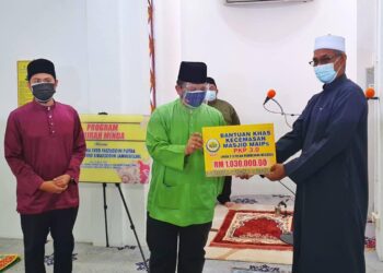 TUANKU Syed Faizuddin Putra Jamalullail (tengah) berkenan menyempurnakan simbolik penyerahan bantuan MAIPs kepada golongan asnaf di Masjid Alwi, Kangar, Perlis.