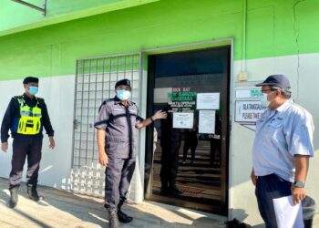 WARI KIEW (tengah) melakukan pemeriksaan dalam OP Patuh bersepadu di kilang pembuatan sarung tangan getah di Zon Industri Jejawi, Kangar, Perlis. - UTUSAN/NAZLINA NADZARI