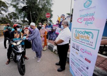 ZULKIFLI Mohamad Al-Bakri menyampaikan sumbangan menerusi program Inspirasi Prihatin Yapeim dan Foodbank Yapeim 3.0 di hadapan SMK Pasir Panjang, Port Dickson. - UTUSAN/MOHD. SHAHJEHAN MAAMIN