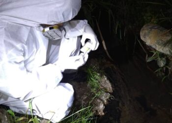UNIT Hazmat melakukan pemeriksaan terhadap air sungai yang didapati tercemar akibat tumpahan bahan kimia di Kulai, Johor.