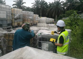KAKITANGAN JAS melakukan pemeriksaan terhadap bahan kimia yang ditempatkan di sebuah tapak penstoran haram yang menyebabkan aliran bahan itu ke Sungai Sengkuang di Kampung Baru, Sengkang di Kulai, Johor. -UTUSAN/MOHAMAD FAIZAL HASHIM
