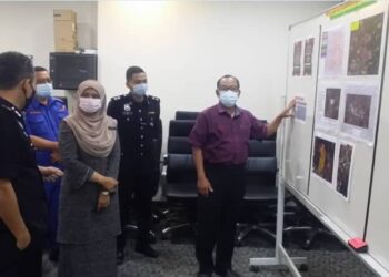 Abdullah Hashim (kanan) menunjukkan pelan dua lokaliti yang akan dikenakan PKPD di daerah Kuala Muda, Sungai Petani hari ini. - UTUSAN/OTHMAN YAHAYA