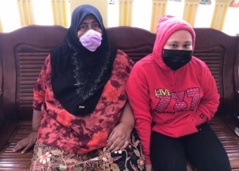 AZIZAH Mohammed (kiri) bersama anaknya, Amirah Natasha Johari ketika ditemui di rumah mereka di Kampung Baru Sengkang di Kulai, Johor.