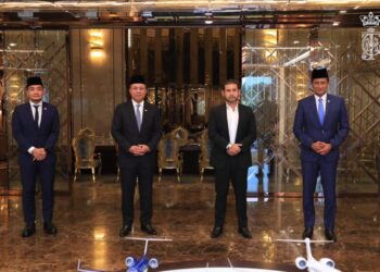TUNKU Ismail Sultan Ibrahim ketika menerima mengadap Hasni Mohammad (dua dari kiri), Azmi Rohani (kanan) dan Onn Hafiz Ghazi di Johor Bahru, Johor.