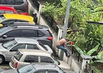 TANGKAP layar menunjukkan seorang lelaki dipercayai penagih dadah meloloskan diri daripada kawat duri di kawasan PKPD di PPR Pantai Ria.