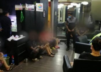 INDIVIDU yang dikompaun termasuk tiga penagih dadah yang turut ditahan kerana ingkar SOP di sebuah salun rambut, di Sitiawan semalam. - UTUSAN/IHSAN PDRM