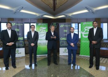 KETUA Pegawai Teknologi TH, Shamsul Kamal Hussein Kamal (dari kiri) diikuti Amrin Awaluddin; Pengerusi TH, Tan Sri Md. Nor Md. Yusof; Pengarah Eksekutif Operasi TH, Mustakim Mohamad dan Pengurus Besar, Digitalisasi Perniagaan TH, Mohamed Ameen S.M.A Abdul bergambar bersama trofi anugerah yang diterima TH.
