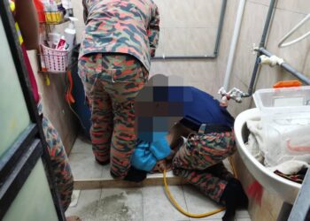 ANGGOTA bomba berusaha mengeluarkan kaki seorang kanak-kanak perempuan yang tersangkut dalam lubang tandas di kediaman keluarganya di Taman Scientex, Pasir Gudang, Johor.