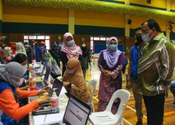 EDDIN Syazlee Shith (kanan) ketika meninjau operasi di PPV Kompleks Rakan Muda Kuala Pilah hari ini.-UTUSAN/MUHAMMAD IZZAT TERMIZIE.