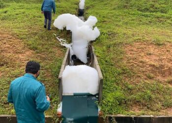 SEBUAH premis berasaskan sektor petrokimia dikompaun sebanyak RM8,000 atas pelbagai kesalahan antaranya melepaskan efluen berbuih ke longkang awam di Kawasan Perindustrian Tanjung Langsat, Pasir Gudang di Johor.