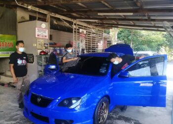 PUSAT cucian kereta milik Muhamad Fakrudzi Ghazali kembali dipenuhi pelanggan sebaik sahaja dibuka hari ini dalam tinjauan di Kampung Bukit Tok Bat, Hulu Terengganu. - UTUSAN/NOOR HAYATI MAMAT