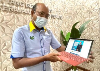 AZMAN MOHD. YUSOF melancarkan e-Book 'Rahsia Perlis Perangi Covid-19’ hasil cacatan beliau di Kompleks Dewan Undangan Negeri (DUN), Kangar, Perlis hari ini.- UTUSAN/NAZLINA NADZARI