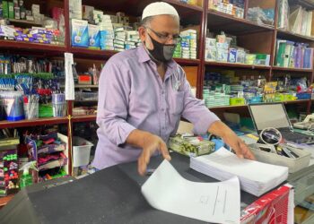 HABIBULLAH E.M PAKIR MOHAMEED,58,
menyusun salinan para pelanggan yang menggunakan perkhidmatan fotostat kedai Habib Trading di Jalan Hospital, Kangar, Perlis hari ini.- UTUSAN/NAZLINA NADZARI