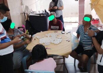 SUSPEK lelaki dan wanita (duduk) leka berjudi jenis 'Tai Kee' yang ditahan oleh polis Jabatan Siasatan Jenayah, Ibupejabat Polis Daerah Lipis di sebuah taman perumahan di Benta, Lipis, Pahang. - IHSAN IPD LIPIS