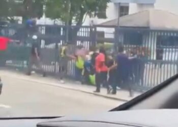 TANGKAP layar kejadian pekerja kilang cuba melarikan diri daripada pemeriksaan di sebuah kilang dipercayai di Selangor.