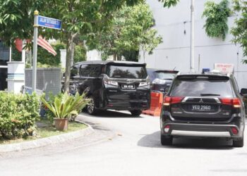 KENDERAAN yang dipercayai membawa menteri masuk ke kediaman untuk mengadakan perjumpaan dengan Muhyiddin Yassin. - UTUSAN/MOHD. FARIZWAN HASBULLAH