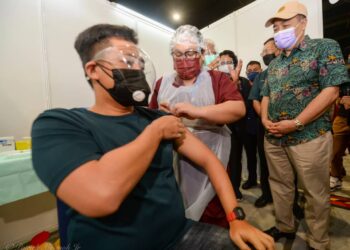 Hajiji Noor (kanan) menyaksikan proses vaksinasi di PPV PIKAS di SICC Kota Kinabalu, hari ini