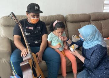RINA Harun menyuap makanan kepada anak perempuan Fendi, Caliph Buskers di kediaman mereka di Kuala Lumpur, hari ini.