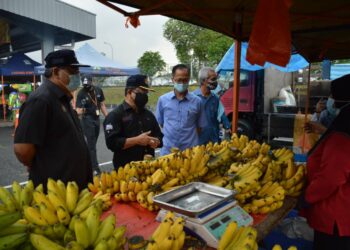 AHMAD Hamzah (dua kiri) ketika melawat Pasar Segar Terkawal yang diwujudkan di Pasar Tani Kekal Datin Halimah, Larkin di Johor Bahru, Johor.